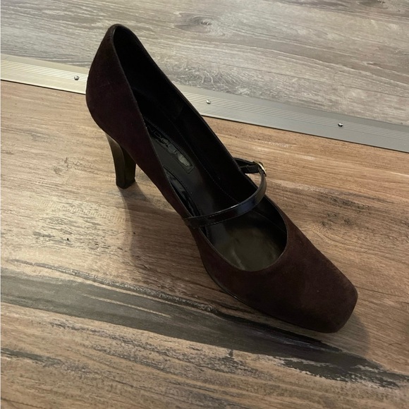 Bandolino Dark Brown Suede Heels With Buckle Strap, Size 8 - Picture 3 of 12